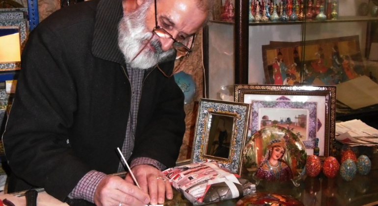 Buying a painting, Isfahan bazaar